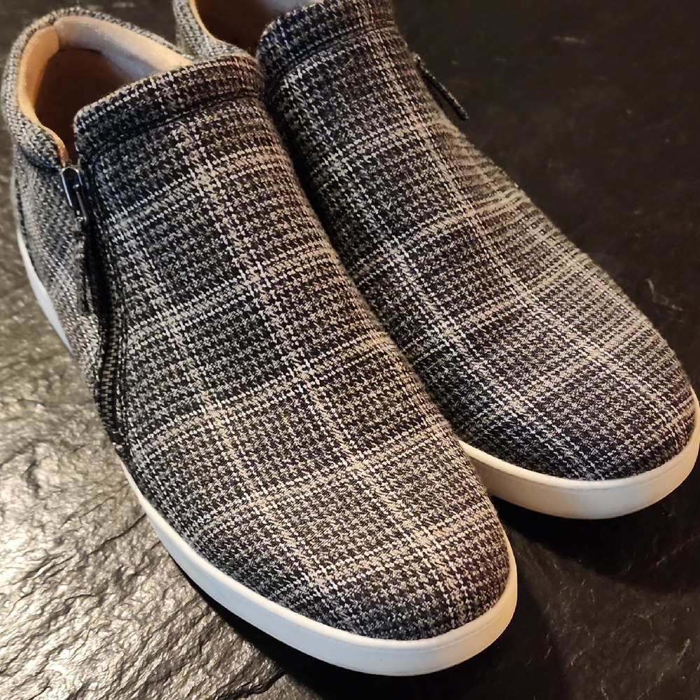 Life Stride Gray Casual Sneakers with Modern Design